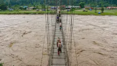 अरुण नदीमा आएको बाढी