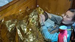 የነፍስ አድን ሠራተኞች ታዳጊዋን ካገኙ በኋላ ሙቀት እንድታገኝ ሲያደርጉ 