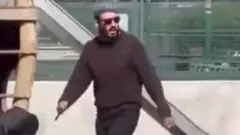 المهاجم وفي يده سكين