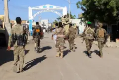 Abajejwe umutekano bahagaze imbere y'ihoteri yo mu muji wa Beledweyne inyuma y'igitero co kuwa 12 Ntwarante 2025 