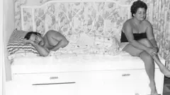 Edgar Jiménez dey able to photograph Pablo Escobar most intimate moments, like dis photo on December 1, 1980 Hacienda Napoles, wen e turn 40 and dem make am di cartel's capo de capos from Medellin; next to am Ligia Urquijo, im sister-in-law.