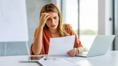 یوه ښځه په کاري دفتر کې