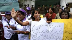 গৃহকর্মীদের নির্যাতনের বিরুদ্ধে কলম্বোতে অধিকার কর্মীদের বিক্ষোভ। (ফাইল ফটো)