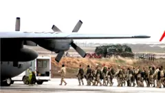 Қарши-Хонобод ҳарбий базасидаги АҚШ учоғи ва самолётга чиқаётган ҳарбийлар