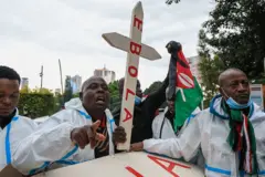 Abaharanira uburenganzira bambaye impuzu zibakingira indwara, bitwaje isandugu yanditseko ijambo “Ebola”, bariko biyamiriza iyubakwa ry’ikigo kizovurirwamwo abarwaye Ebola muri Kenya, i Nairobi, ku wa 2 Ruheshi (6) mu 2026.
