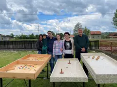 Porodica Ilić na imanju u selu Lukavac pravi igre koje čuvaju prirodu