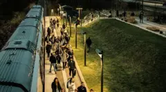 Passageiros saem da plataforma durante o horário de pico da manhã na nova estação de Kalundborg, que atende o complexo de produção da Novo Nordisk