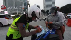 Polisi kembali melakukan tilang manual di Jakarta Pusat pada Rabu (17/5/2023)