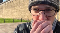 یو سړی خپلو لاسو ته پوکي چې تاوده شي