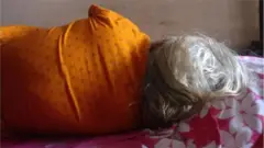 বৃদ্ধা শুয়ে আছেন