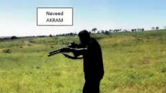 Otra captura de pantalla que, según la policía, muestra a Naveed Akram realizando un entrenamiento con armas de fuego.