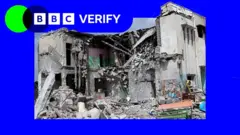 पडताळणी केलेल्या व्हीडिओमध्ये मिनाबमधील इराणी शाळेचं झालेलं नुकसान आणि धूर दिसतो 