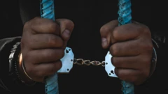 Ọwọ́ èèyàn tí ṣẹkẹ́ṣẹkẹ̀ wà níbẹ̀