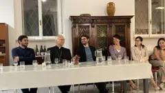 Prevost em bate-papo no Lay Centre, dirigido por brasileiro em Roma, em maio do ano passado. O brasileiro Filipe Domingues é o que está ao centro da mesa de óculos, ao lado do então cardeal