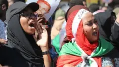 Igihe urubanza rwariko ruracibwa, abantu isinzi bari bagandagaje imbere ya sentare