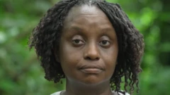 Dr Gladys Kalema-Zikusoka akingira inguge n'abantu muri Uganda.