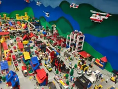 As peças de Lego são um exemplo de como as crianças sempre gostaram de construir coisas, mesmo fora das telas