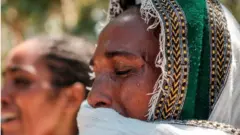 እያለቀሱ ያሉ እናት