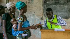 Des électeurs dans un bureau de vote à Bangui, en république centrafricaine