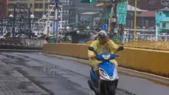 台灣基隆民眾冒雨騎摩托車出行（11/7/2026）