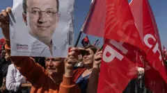 Ekrem imamoğlu posteri taşıyan bir grup seçmen