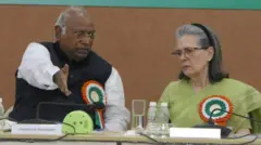 કૉંગ્રેસનું અમદાવાદમાં શાહીબાગ અધિવેશન, 64 વર્ષ બાદ ગુજરાતમાં અધિવેશન, કૉંગ્રેસ વર્કિંગ કમિટી સીડબલ્યૂસીની બેઠક, ઑલ ઇન્ડિયા કૉંગ્રેસ કમિટી એઆઈસીસીની બેઠક, મલ્લિકાર્જુન ખડગે, સોનિયા ગાંધી, રાહુલ ગાંધી, પ્રિયંકા ગાંધી વાડ્રા, બીબીસી ગુજરાતી 