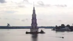 O campanário da igreja da natividadesites para apostar na loteriaKalyazin é um torresites para apostar na loteriaestilo medieval que emergesites para apostar na loteriaum enomre reservatóriosites para apostar na loteriaágua, sob um céusites para apostar na loteriamuitas nuvens claras