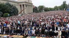 Бишкектин эски аянтындагы майрамдык айт намазына жылдагыдай эле он миңдеген адам келди