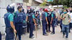 দুপুরে মেয়রের বাসার সামনে পুলিশের অবস্থান