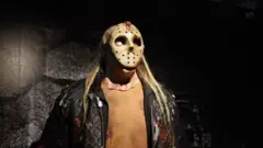 Pesin wey wear Jason Voorhees costume.
