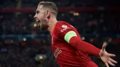 جوردان هندرسون يحتفل بهدف ليفربول الأول ضد فياريال في نصف نهائي دوري أبطال أوروبا