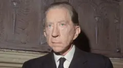 El estadounidense J. Paul Getty (1892-1976) en una de sus mansiones