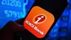 செல்போனில் ஐசிஐசிஐ வங்கியின் லோகோ இருக்கும் புகைப்படம்