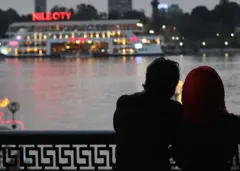 Un couple face au nil