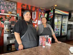 Raquel e Paula Pérez, mãe e filha, em frente ao seu restaurante mexicano em Oxnard, Casa Grande Café, em 11 de junho de 2025.