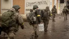 Ingabo za Ukraine zimaze amayinga atari make zihanganye n'ibitero vy'Uburusiya mu gisagara ca Bakhmut