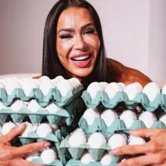 Gracyanne Barbosa posa ao lado de bandejas de ovos