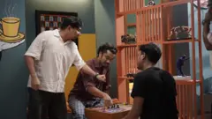 ব্যাচেলর পয়েন্ট নাটকের একটি দৃশ্য যেখানে দুই জন তরুণ লুডো নিয়ে বসে আছেন, পাশে দাঁড়িয়ে হাত মুঠো করে কিছু দেখাচ্ছেন আরেকজন