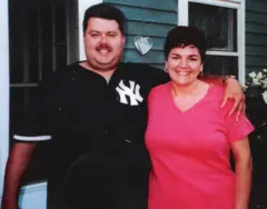 Gina Russo com seu então noivo, Fred Crisostomi, em uma foto de 2002, antes do incêndio. Eles estão sorrindo, Fred vestindo preto e Gina rosa. Fred está com o braço em volta dos ombros de Gina