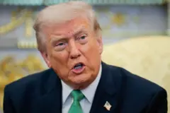 ホワイトハウスの大統領執務室で記者団に向かって話すトランプ氏