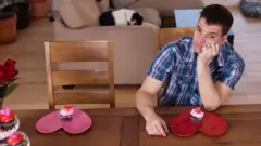 رجل يحتفل وحيداً في عيد الحب