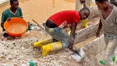 በማዕድን ቁፋሮ ውስጥ ያለ ወጣት