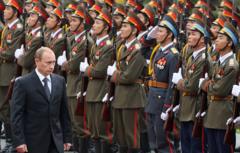 Quân đội Việt Nam phụ thuộc nhiều vào vũ khí của Nga. Ảnh: Tổng thống Vladimir Putin thăm Hà Nội vào năm 2006.