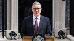 Starmer anunció su renuncia desde su residencia oficial.