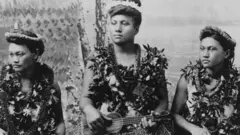 Três mulheres nativas havaianas, em uma imagem de arquivo.