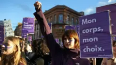 Протестующие у здания Сената в этом месяце с плакатами «Мое тело — мой выбор»