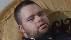 Muhammed Bhar sentado no sofá