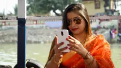 సెల్ఫీ తీసుకొంటున్న మహిళ