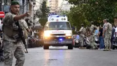 آمبولانس‌ها در لبنان پس از انفجار هزاران پیجر همراه افراد حزب‌الله