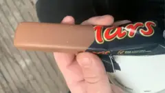 عکسی که هری ۳۴ ساله از یک شکلات مارس در گروه فیسبوکی «مردان کسالت‌بار» همرسانی کرد